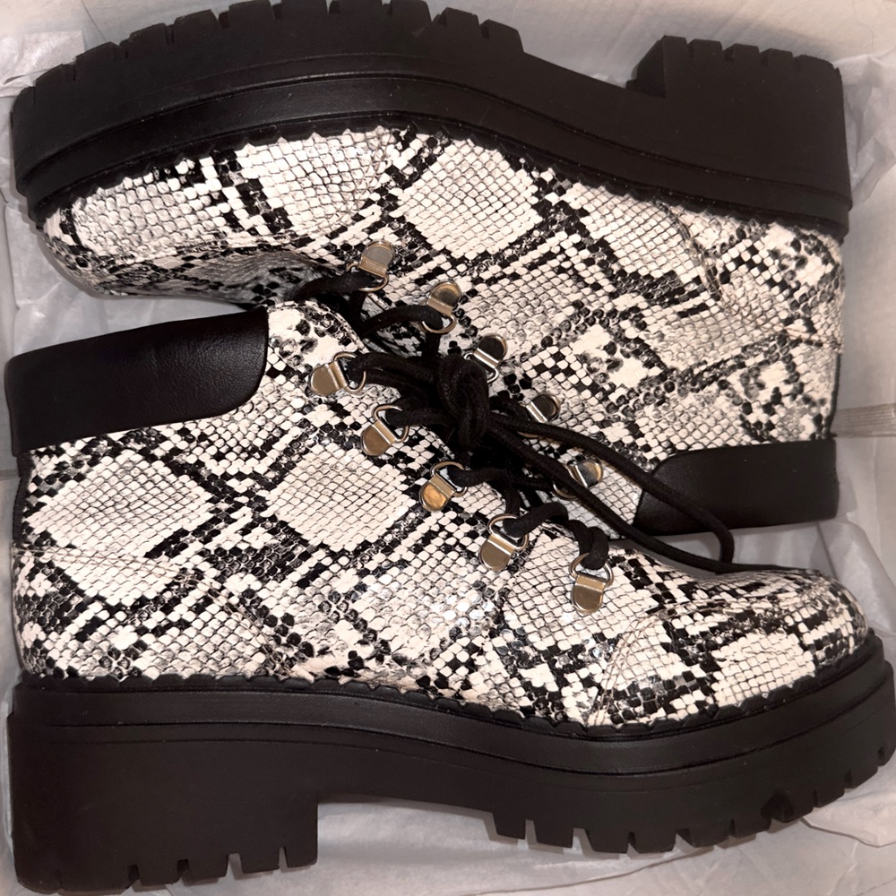 INDIGO RD. Snake Print Combat Chelsea Boots 🖤🩶🤍